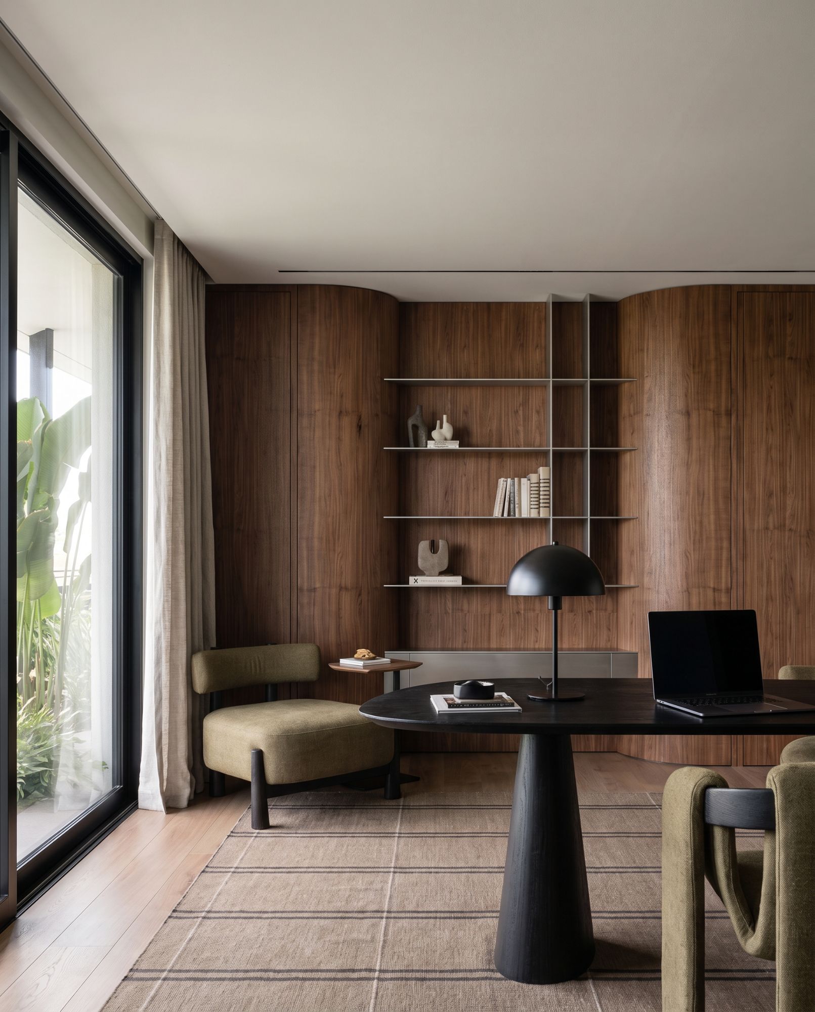 Render de estudio con paneles curvos de nogal