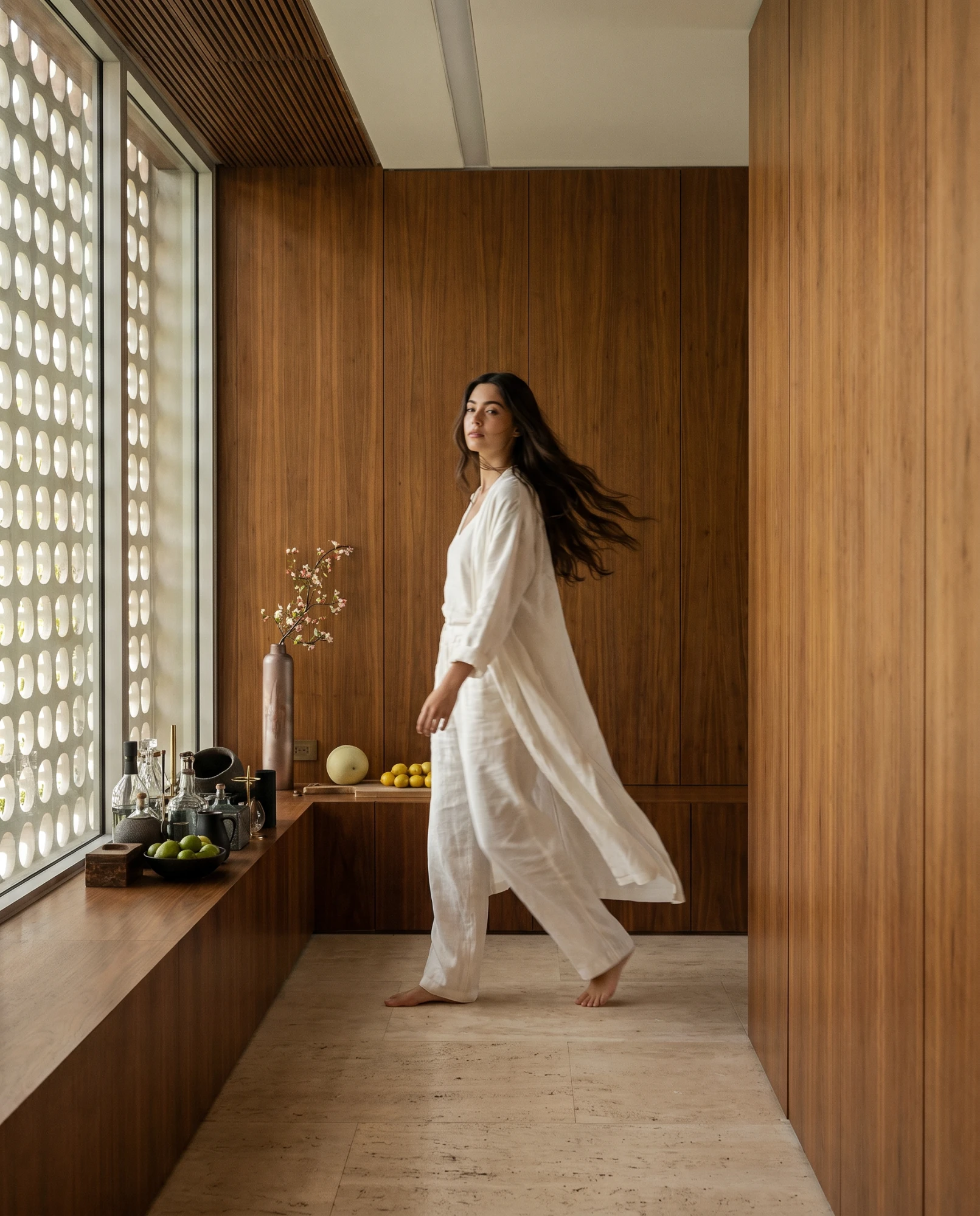 Render interior con paneles de madera y celosía, realizado por Angie Studio